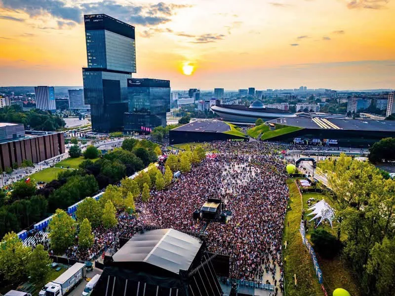 Wielotysięczny koncert plenerowy o zachodzie słońca — Agatowe Lato