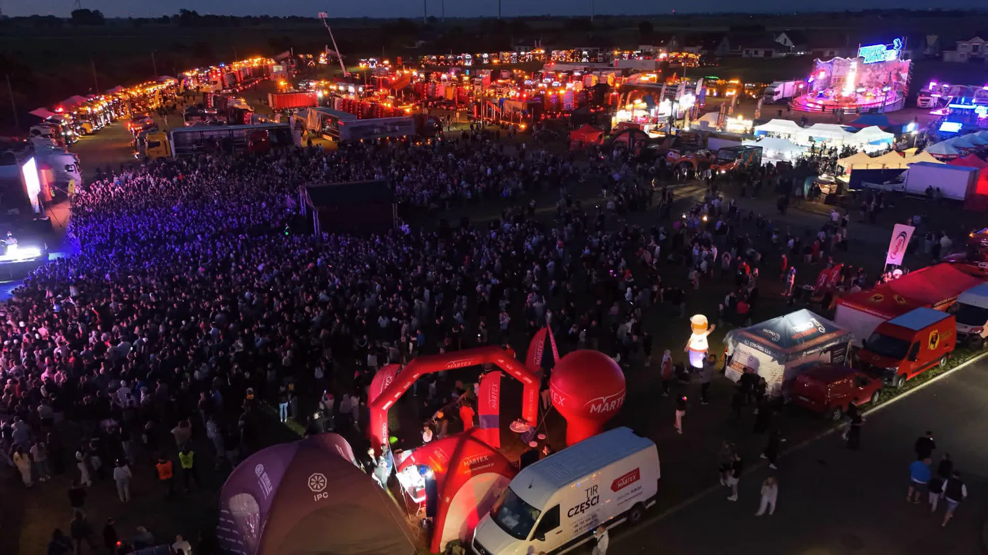 Nocna impreza plenerowa Pedro Events — tysiące ludzi pod sceną, światła, wesołe miasteczko